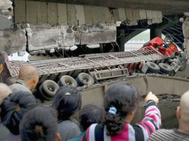 Cesta progutala kamion, FOTO: Reuters
