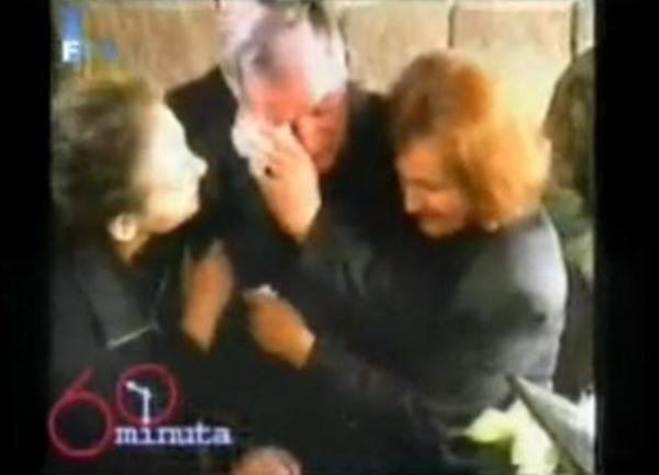 mladic na kcerkinoj sahrani