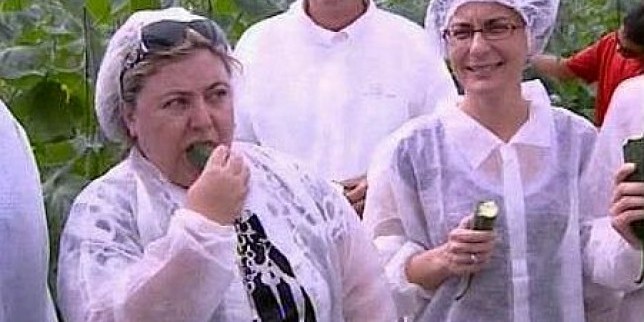 Španska ministrica poljoprivrede jede krastavac
