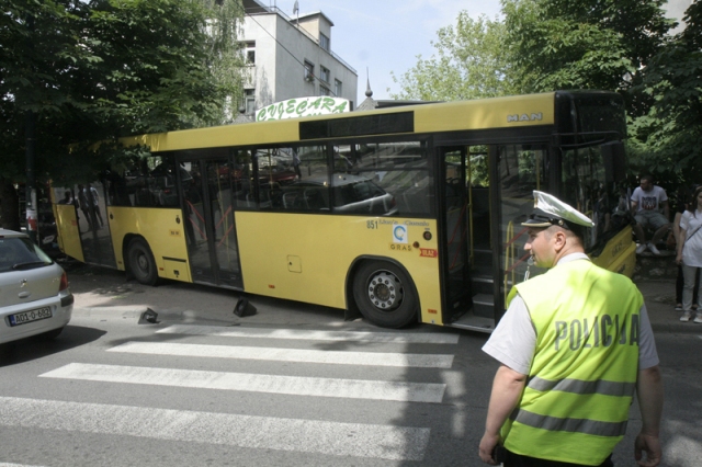 Autobus GRAS-a koji je saobraćao na relaciji Dom Armije-Breka jutros je u Bolničkoj ulici, kod Medicinskog fakulteta, iz još neutvrđenih razloga, vožnjom unazad sletio s ceste na trotoar