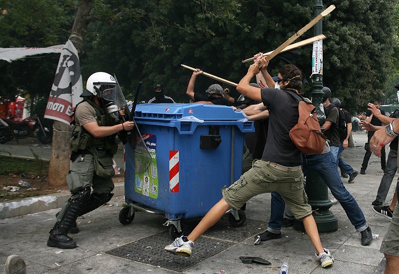 Deseci hiljada demonstranata pokušavaju probiti barikade koje je policija postavila kako bi ih spriječila da dođu do grčkog Parlamenta gdje je u toku rasprava o novim, oštrim mjerama štednje 