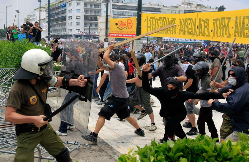 Deseci hiljada demonstranata pokušavaju probiti barikade koje je policija postavila kako bi ih spriječila da dođu do grčkog Parlamenta gdje je u toku rasprava o novim, oštrim mjerama štednje 