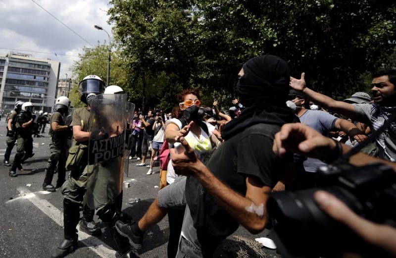 Atina je potpuno paralisana zbog demonstracija, a zabilježeni su i sporadični okršaji između demonstranata i policije 