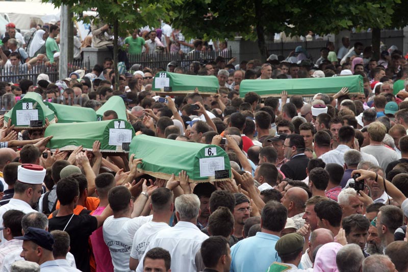 Dženaza i ukop identificiranih žrtava u Potočarima, kojoj je prisustvovalo više desetina hiljada ljudi, završeni su puštanjem golubova u spomen žrtvama genocida nad Bošnjacima 