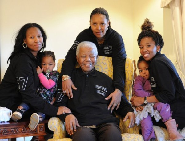 Nelson Mandela u krugu porodice za 93. rođendan