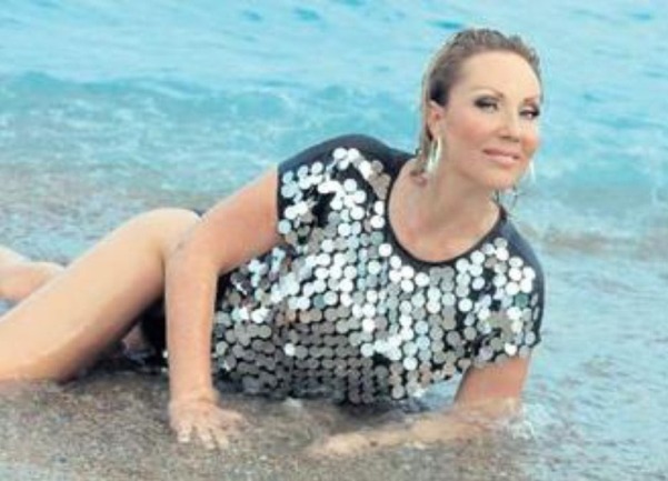 Lepa Brena pozira u plićaku