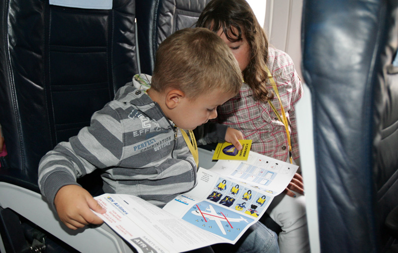 Mališani su imali priliku vidjeti kako se odvija pasoška kontrola, ulazili su u avion, posjetili vatrogasnu službu.../ Foto: DEPO PORTAL