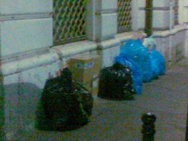 smeće ispred galerije