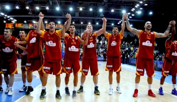 Makedonski košarkaši proslavljaju veliku pobjedu; foto: AP