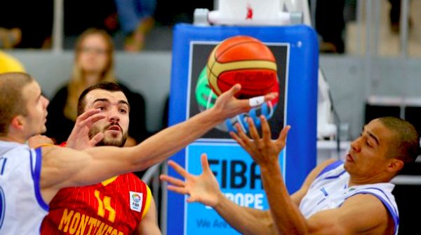 Nikola Peković u borbi za loptu s Shawnom Huffom (desno) i Tuukkom Kottijem; foto: Getty Images
