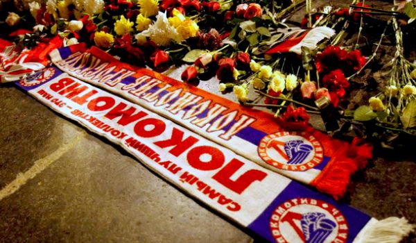 Navijači se od jučer skupljaju pred prostorijama kluba kako bi odali poštu stradalima u ovoj velikoj tragediji; foto: AP