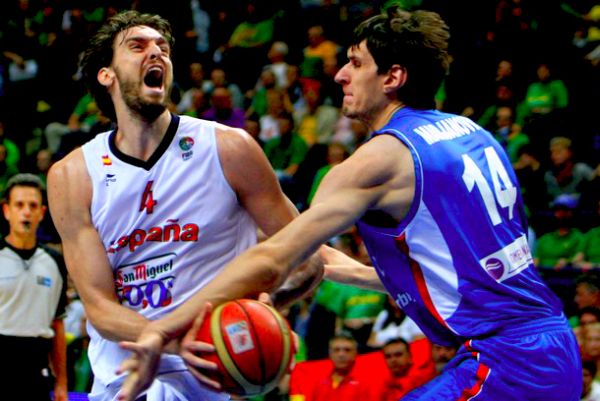 Boban Marjanović i Pau Gasol; foto: Getty Images