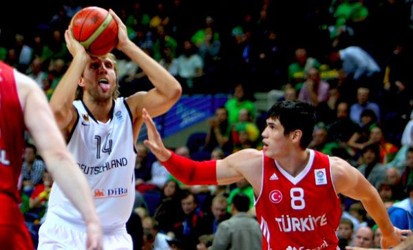 Dirk Nowitzki i Ersan Ilyasova; foto: Getty Images