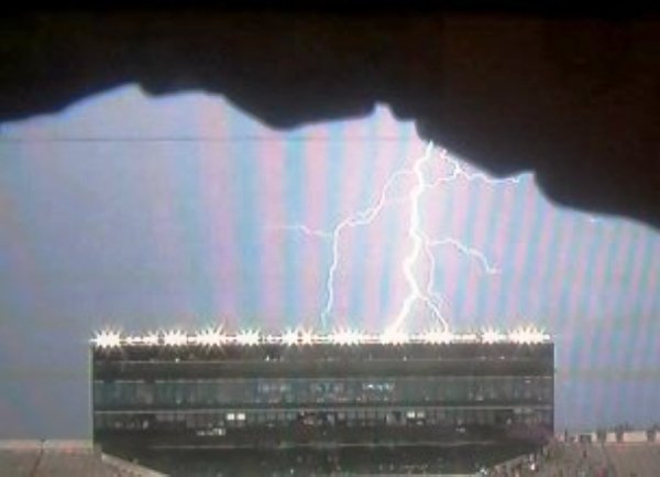 Stadion evakuiran zbog napada NLO-a