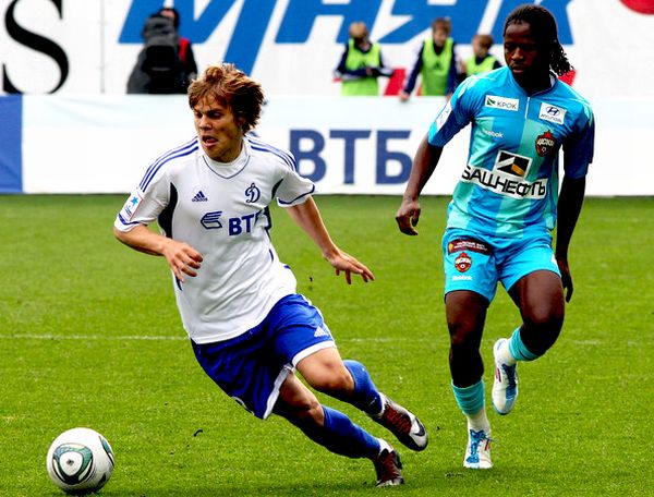 Aleksandr Kokorin u duelu sa Sekuom Olisehom u prvom ovogodišnjem ogledu Dinama i CSKA; foto: Getty Images