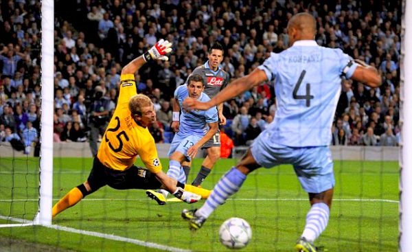 Vincent Kompany spašava udarac Mareka Hamsika; foto: Reuters