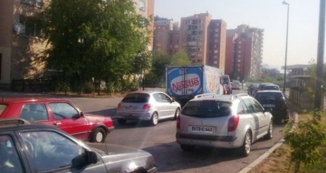 Zakrčen izlaz iz Sarajeva, od RTV doma neviđene kolone vozila