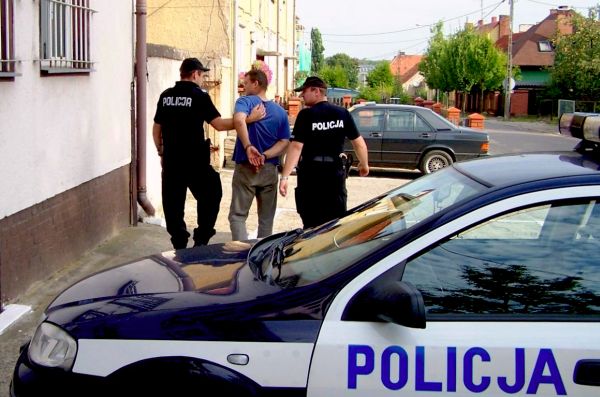 Pastorku je počeo da siluje 2002. godine kada je imala svega 11 godina; ilustracija: Banzaj.pl