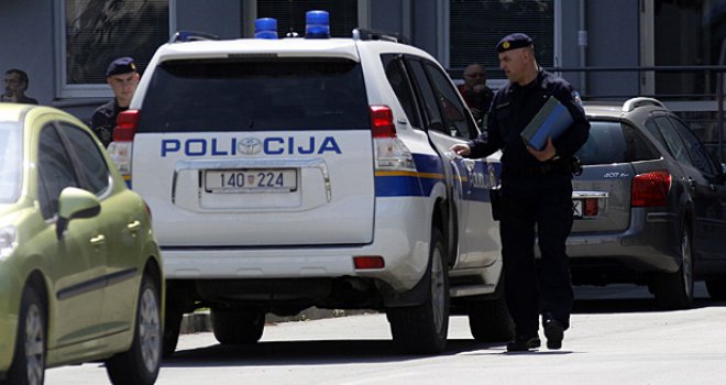 Pomahnitali i pijani Nijemac tukao ženu i djecu, poslije nasrnuo i na policajce!
