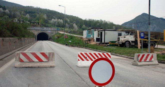 Stravičan udes kod Sarajeva: Jedna osoba poginula, dvije povrijeđene