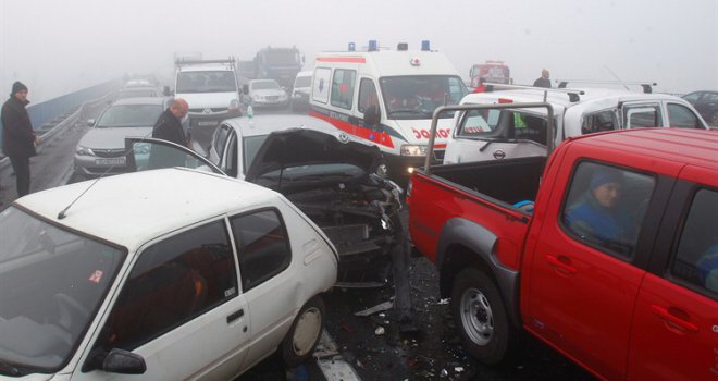 U lančanom sudaru preko 30 vozila najmanje četvero mrtvih, nekoliko povrijeđenih