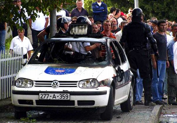 Neredi u Širokom Brijegu u kojima je smrtno stradao navijač Sarajeva Vedran Puljić; foto: Reuters