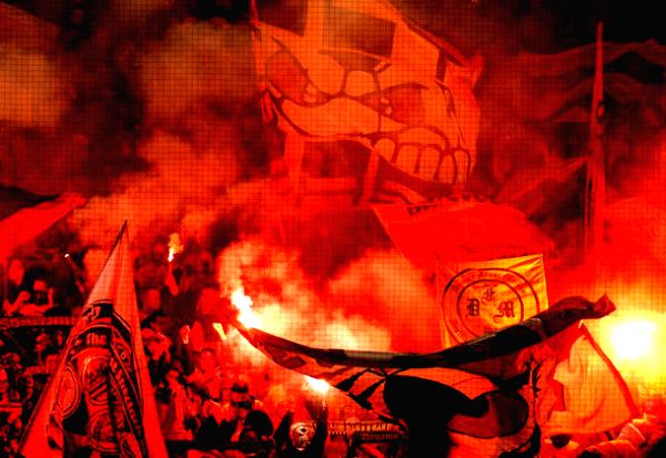 Oštećeno je oko 200 stolica na stadionu, zapaljeni su toaleti, a oštećeni su i kiosci u blizini stadiona koji su takođe bili meta pristalica Dynama; foto: Reuters