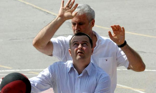 Dačić i Tadić igraju košarku