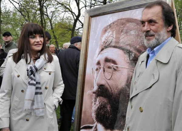 Danica i Vuk Drašković pored portreta Draže Mihailovića