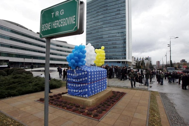 Replika zgošćanskog stećka postavljena ispred zgrade zajedničkih institucija BiH u Sarajevu/ Foto: DEPO PORTAL