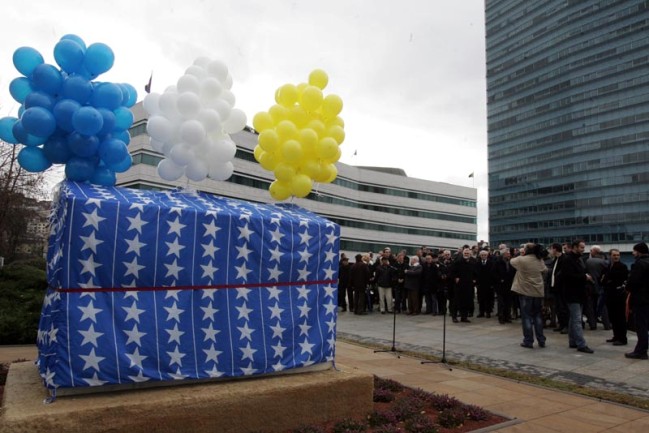 Replika zgošćanskog stećka postavljena ispred zgrade zajedničkih institucija BiH u Sarajevu/ Foto: DEPO PORTAL