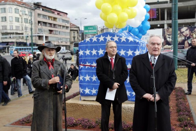 Replika zgošćanskog stećka postavljena ispred zgrade zajedničkih institucija BiH u Sarajevu/ Foto: DEPO PORTAL