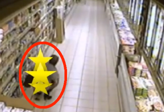 žena vrši nuždu u supermarketu