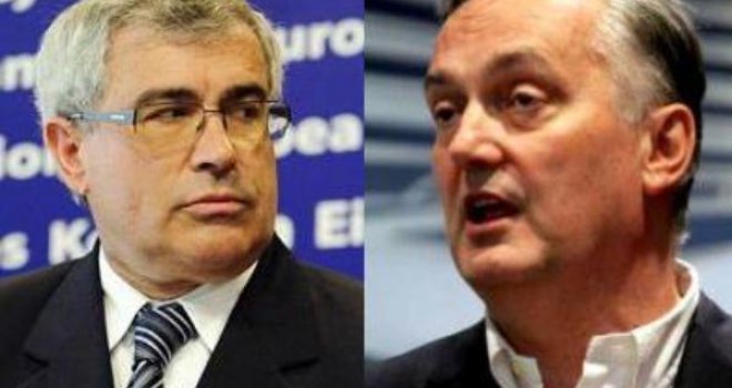 Sven Alkalaj spaljuje i iznosi dokumentaciju prije dolaska novog