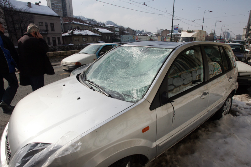 Snijeg i ledenice na sarajevskim krovovima/ Foto: DEPO PORTAL