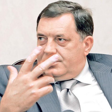 Milorad Dodik tri prsta