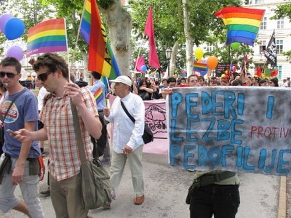 Uz podršku bubnjeva, zviždaljki i zastave duginih boja krenula Parada ponosa