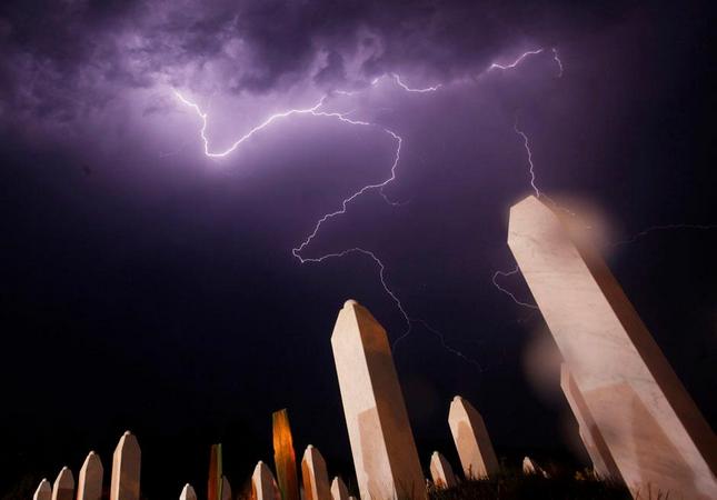 Munje iznad Potočara, foto: Dado Ruvić, Reuters