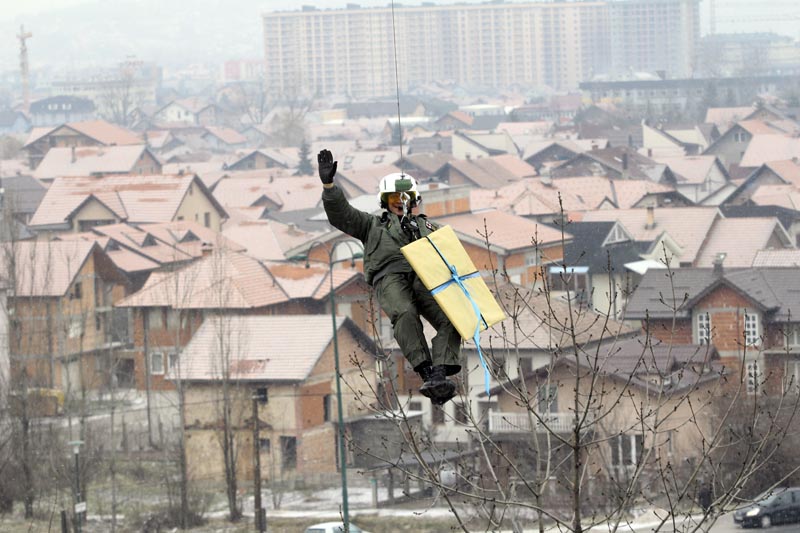 Helikopterom dostavili ček za pomoć djeci, foto: DEPO Portal