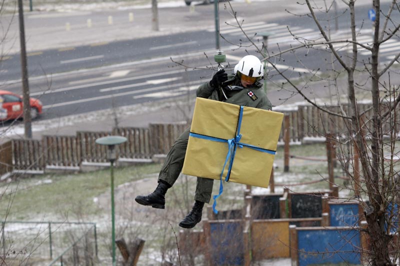 Helikopterom dostavili ček za pomoć djeci, foto: DEPO Portal