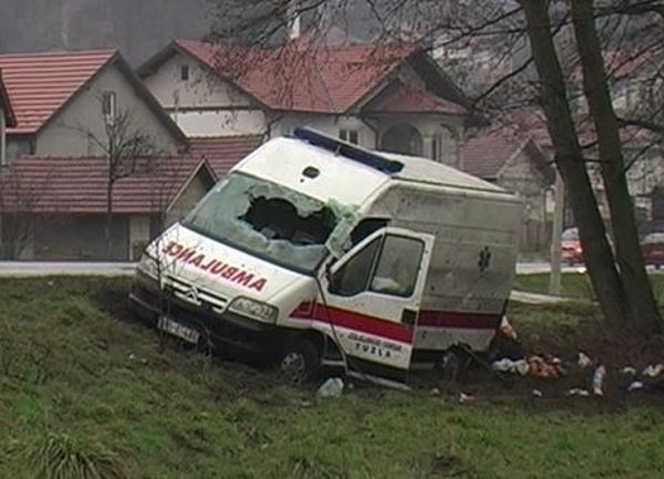 Prevrnulo se sanitetsko vozilo UKC Tuzla/ Foto: RTV Slon