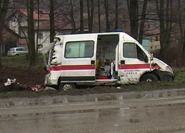 Prevrnulo se sanitetsko vozilo UKC Tuzla/ Foto: RTV Slon