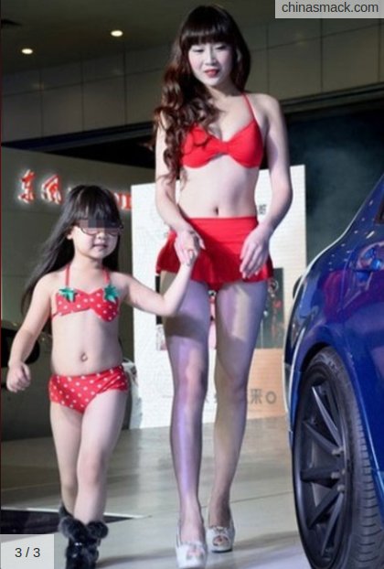 Djevojčice u bikinijima modeli na auto showu