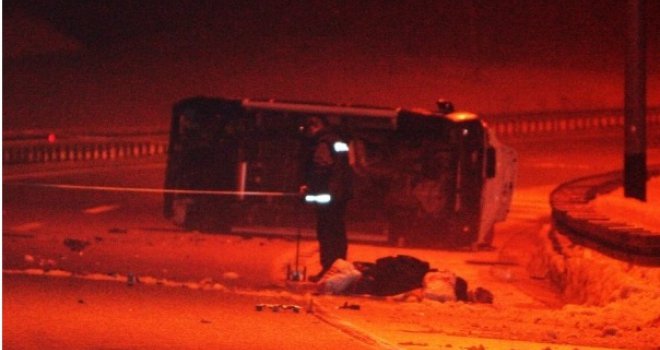 Autobus sletio s puta, tri osobe poginule, 13 povrijeđeno
