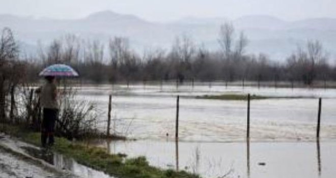 Zbog izlijevanja vode na kolovoz obustavljen saobraćaj na nekoliko dionica
