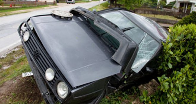 Mladić poginuo u udesu u Bugojnu, dvije djevojke zadobile teške povrede