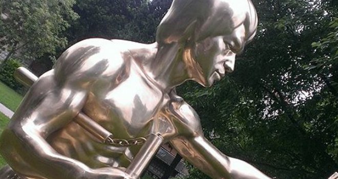 Neko na OLX-u prodaje statuu Bruce Leeja nedavno ukradenu iz mostarskog parka, cijena 'povoljna '