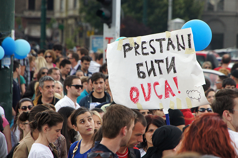 Opusteni i nasmijani protestanti