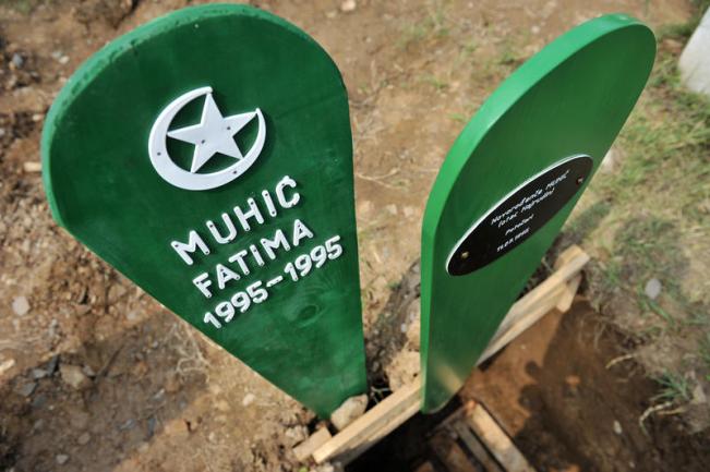 Mezar najmlađe žrtve genocida u Srebrenici Fatime Muhić/ Foto: Anadolija