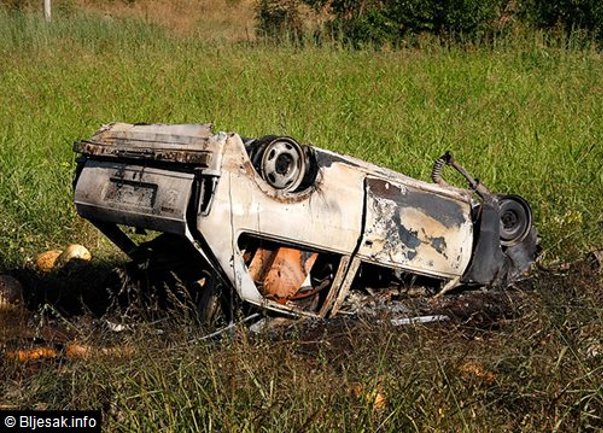 automobil se prevrnuo i zapalio/ Foto: Bljesak